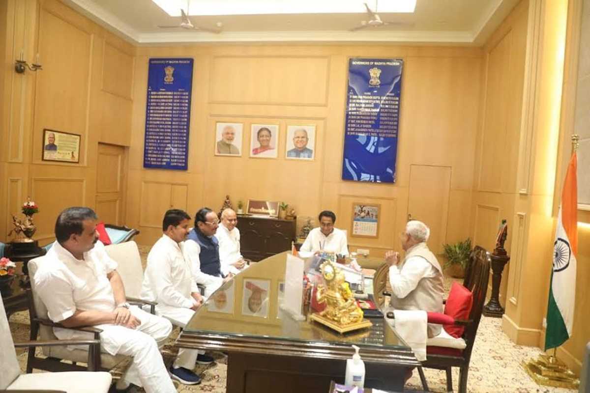 आदिवासी समुदाय पर हो रहे अत्याचारों पर कमलनाथ के नेतृत्व में राज्यपाल को दिया ज्ञापन